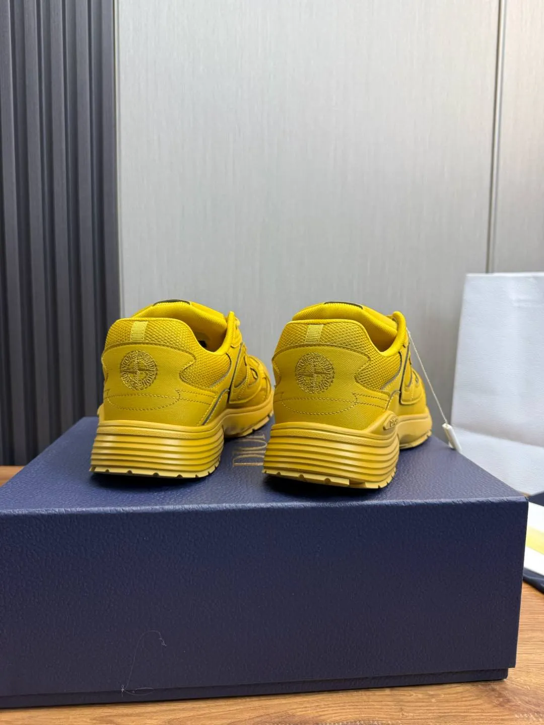 Men's men's shoes 💰740💰 D family Dior ~ New B30 couple 👫 low-top sneakers, the highest version on the market ✅ carefully made of gray mesh fabric and white technical fabric, decorated with reflective "CD30" graphic logo, and "DIO ~ B30" and "CD30" logos on the heel and tongue. An extra-light, sculpted rubber sole with signature accents adds style, while internal stretch details create ideal comfort. It can be matched with various casual styles to show the fashionable and modern sports style〰️ Size: 35-40 (customized at 40 for women) 39-45 (customized at 38.45 for men)